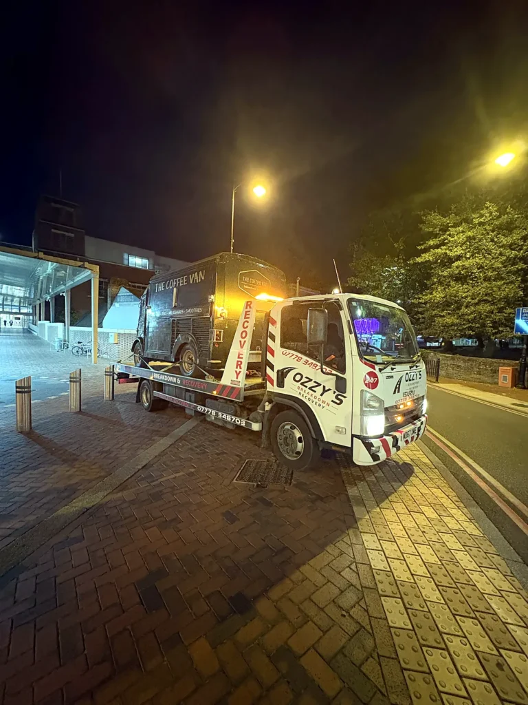 Night-time car recovery – instant breakdown cover in Eversley by Ozzy’s Breakdown Recovery