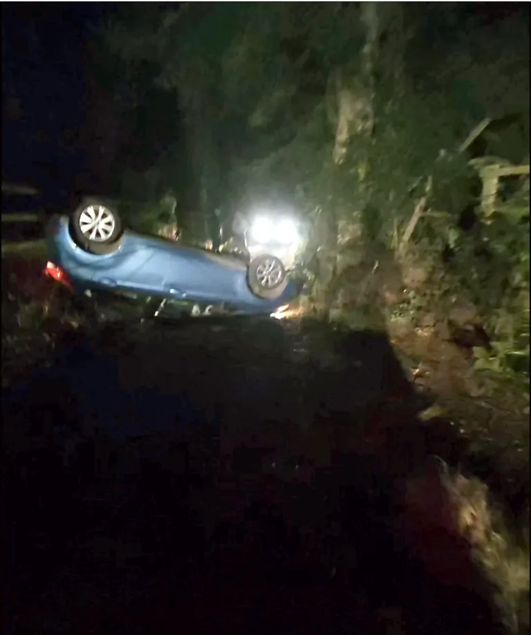 Overturned car – accident recovery at night – Ozzy’s Breakdown Recovery